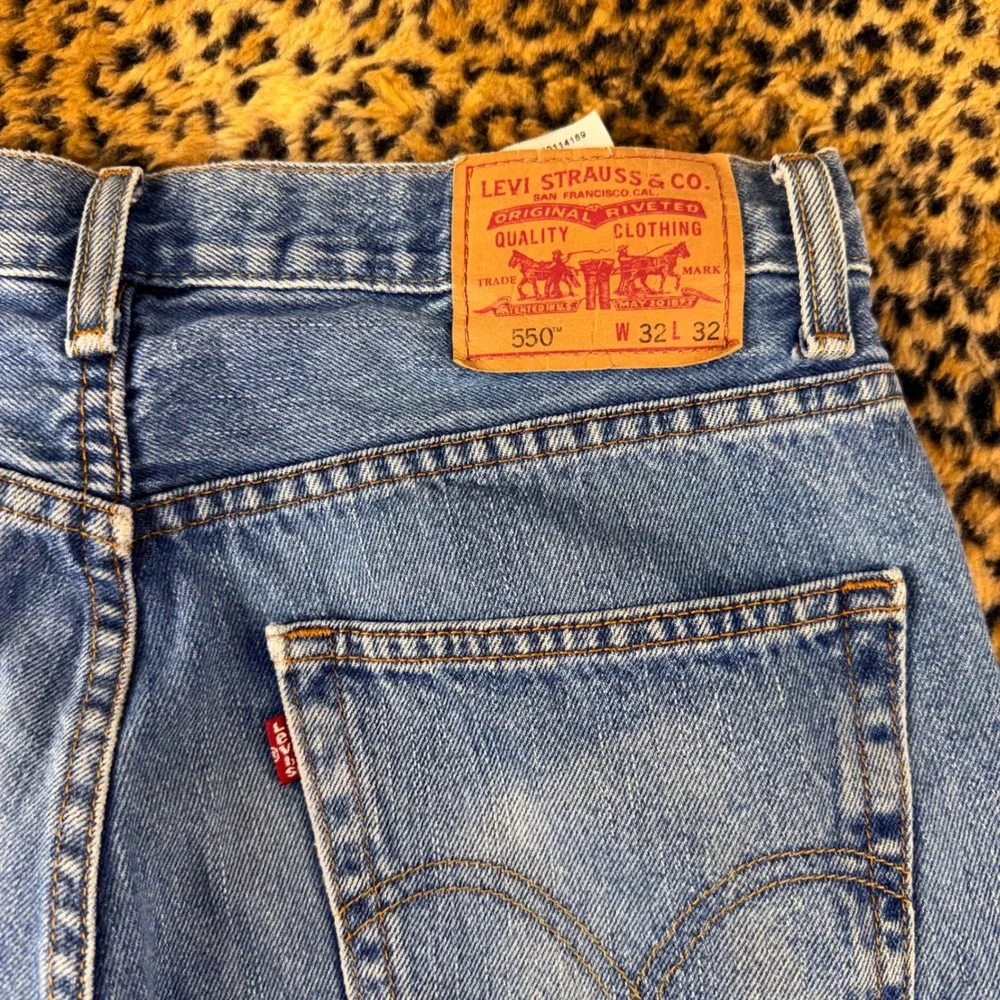 Levis 550 Relaxed Fit Jeans Mens 32x32 Medium Wash Blue Denim 2000s Tapered Leg